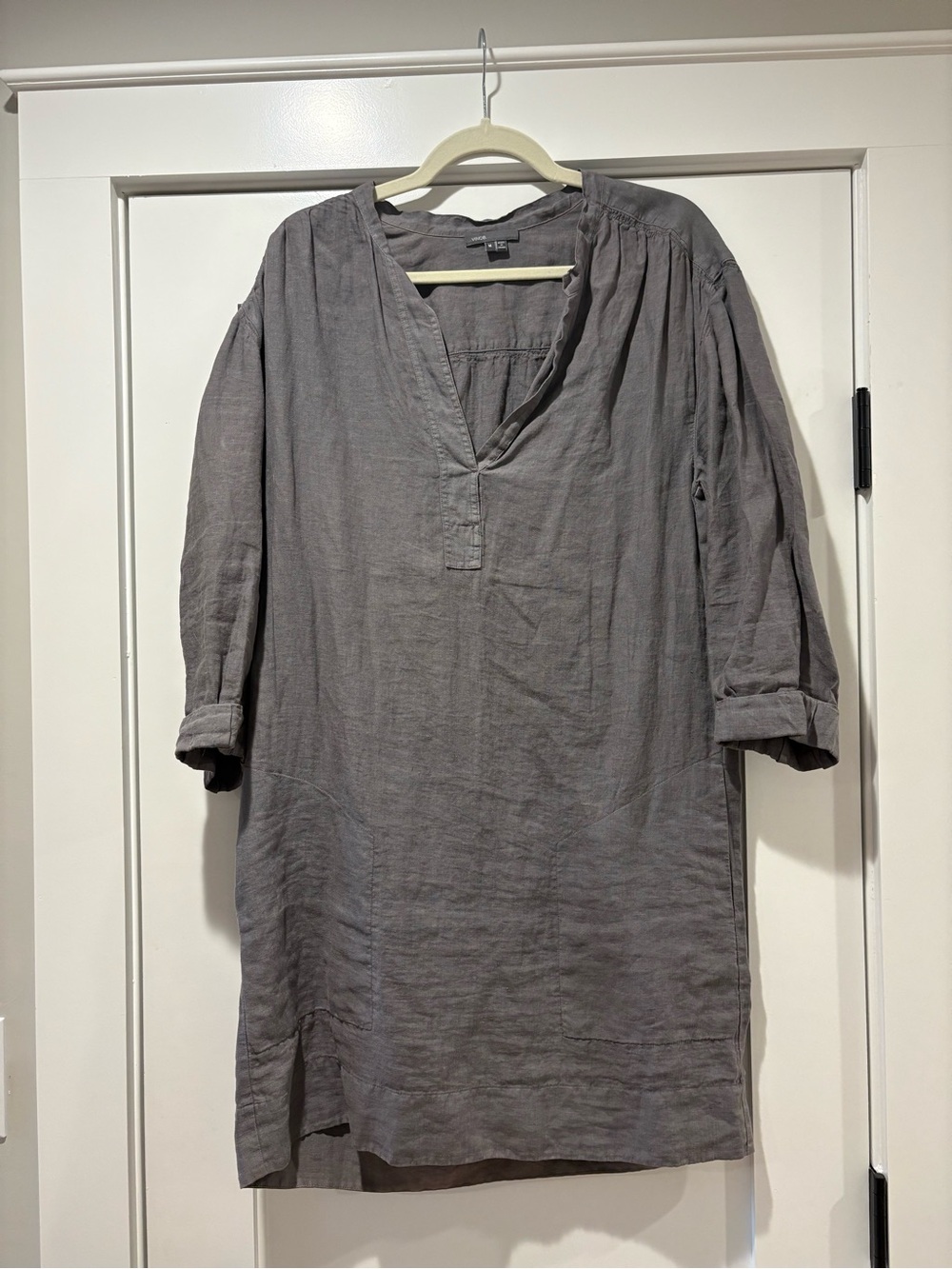 Vince Relaxed V-Neck Linen Dress in Gray size MEDIUM